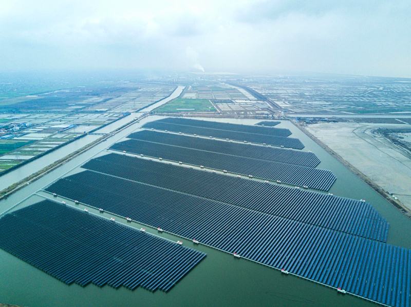 為什么超大型太陽能發(fā)電場會這么火?來看看(圖1) 光伏發(fā)電廠
