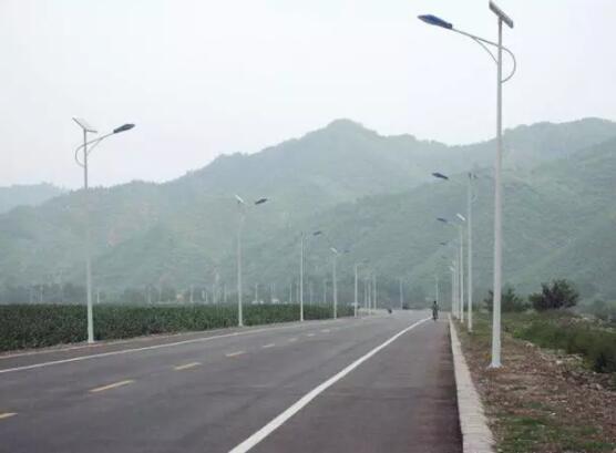 你知道光伏太陽(yáng)能路燈的功率原理和配置是怎樣(圖1) 光伏太陽(yáng)能路燈的發(fā)電原理和配置是怎樣的